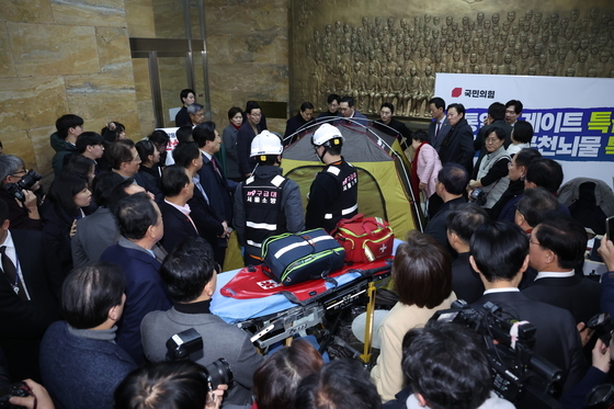 장동혁 대표 병원 이송 준비