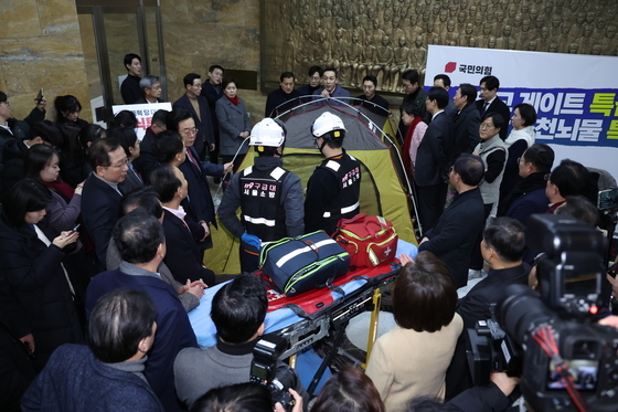 장동혁 대표 병원 이송 준비하는 소방대원들