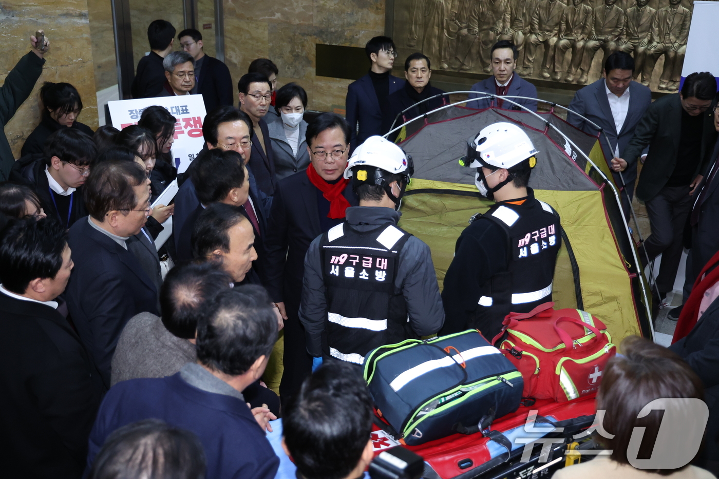 (서울=뉴스1) 신웅수 기자 = 장동혁 국민의힘 대표 단식 7일차인 21일 오후 단식장인 서울 여의도 국회 로텐더홀에 119소방대원이 출동해 대기하고 있다. 2026.1.21/뉴스 …