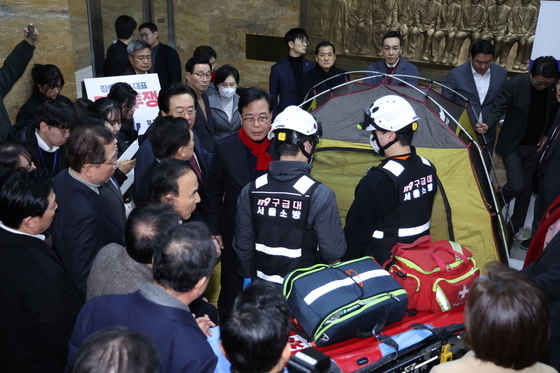 장동혁 대표 단식장 출동한 소방대원들