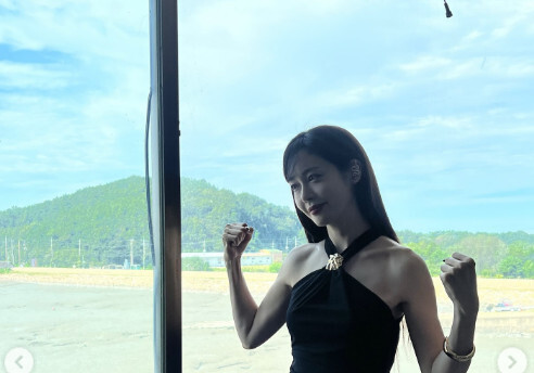 '쌍둥이맘' 성유리, 고혹적 홀터넥 드레스…쇄골뼈 드러난 '뼈마름' 몸매