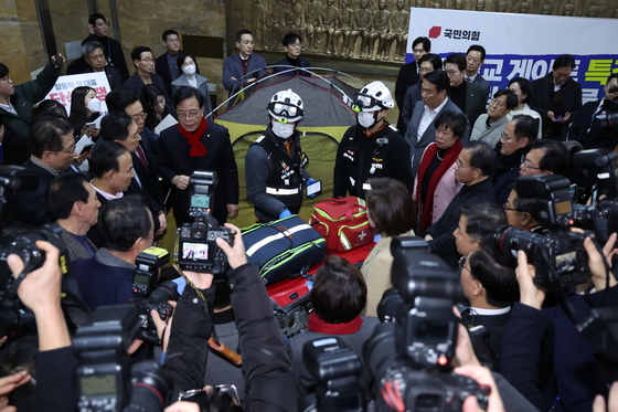 장동혁 대표 단식장에 출동한 소방대원들