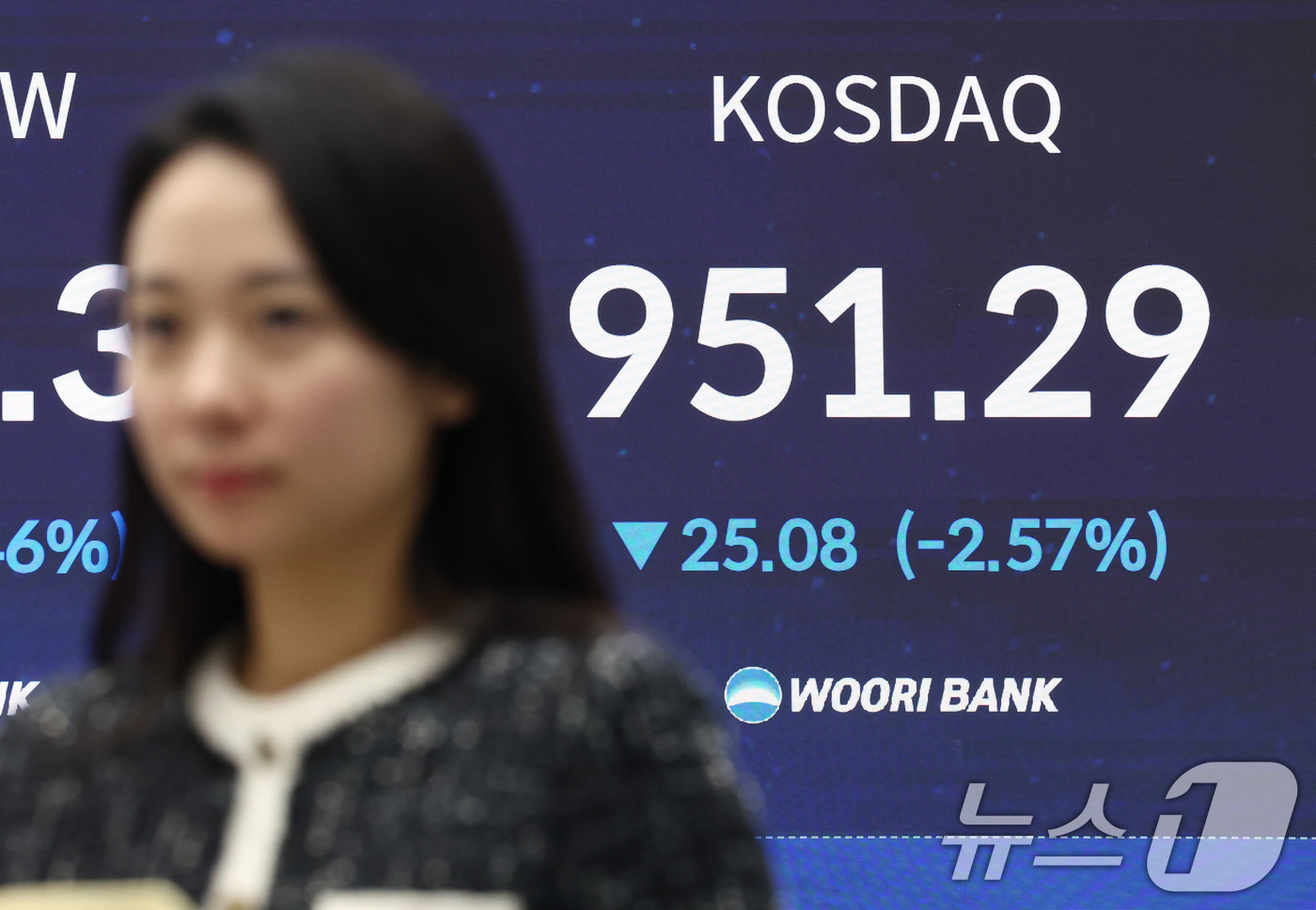 (서울=뉴스1) 최지환 기자 = 21일 오후 서울 중구 우리은행 본점 딜링룸 전광판에 코스닥 지수가 표시되어 있다. 이날 코스피는 전 거래일 대비 24.18p(0.49%) 상승한 …