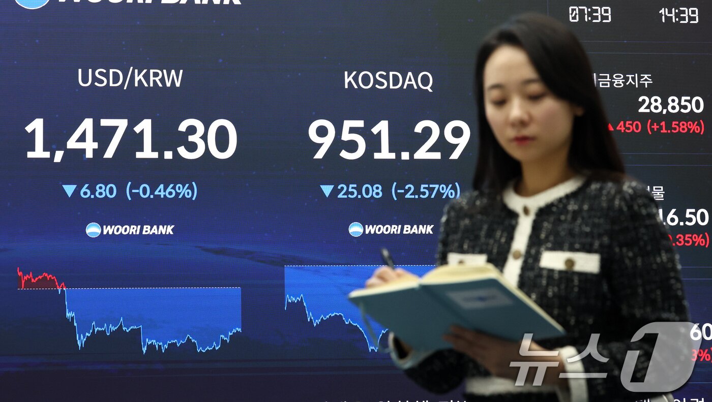 본문 이미지 - 21일 오후 서울 중구 우리은행 본점 딜링룸 전광판에 달러·원 환율과 코스닥 지수가 표시되어 있다. 2026.1.21/뉴스1 ⓒ News1 최지환 기자