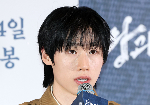 인사말 하는 김민