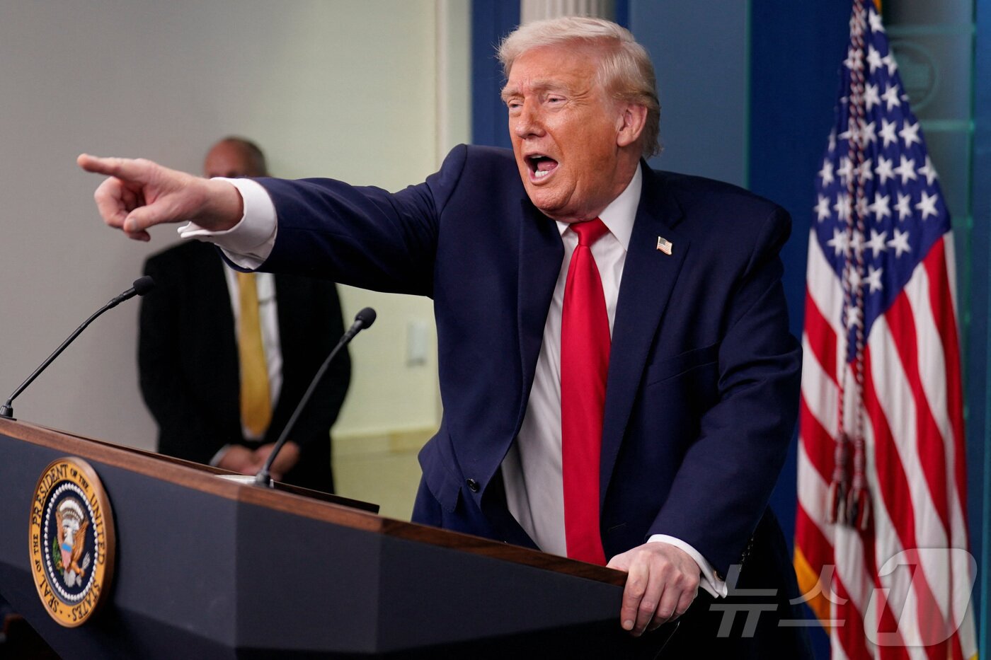 본문 이미지 - 도널드 트럼프 미국 대통령. Press briefing on the one-year mark into U.S. President Donald Trump's second term in office, in Washington ⓒ 로이터=뉴스1