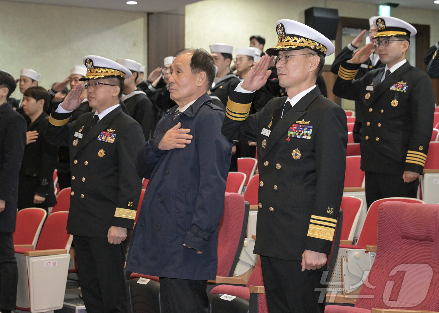 (부산=뉴스1) 윤일지 기자 = 21일 부산 남구 해군작전사령부에서 열린 제15주년 아덴만 여명작전 기념행사에서 김경률 해군작전사령관, 석해균 삼호주얼리호 선장 등 참석자들이 국기 …