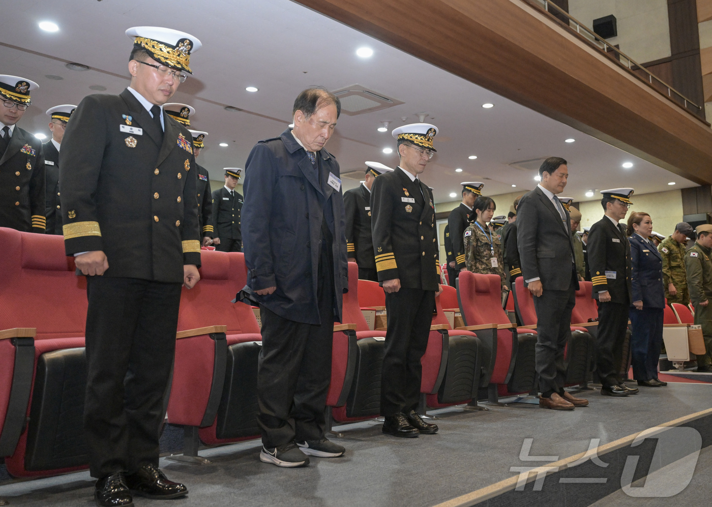 (부산=뉴스1) 윤일지 기자 = 21일 부산 남구 해군작전사령부에서 열린 제15주년 아덴만 여명작전 기념행사에서 김경률 해군작전사령관, 석해균 삼호주얼리호 선장, 석 선장을 치료했 …