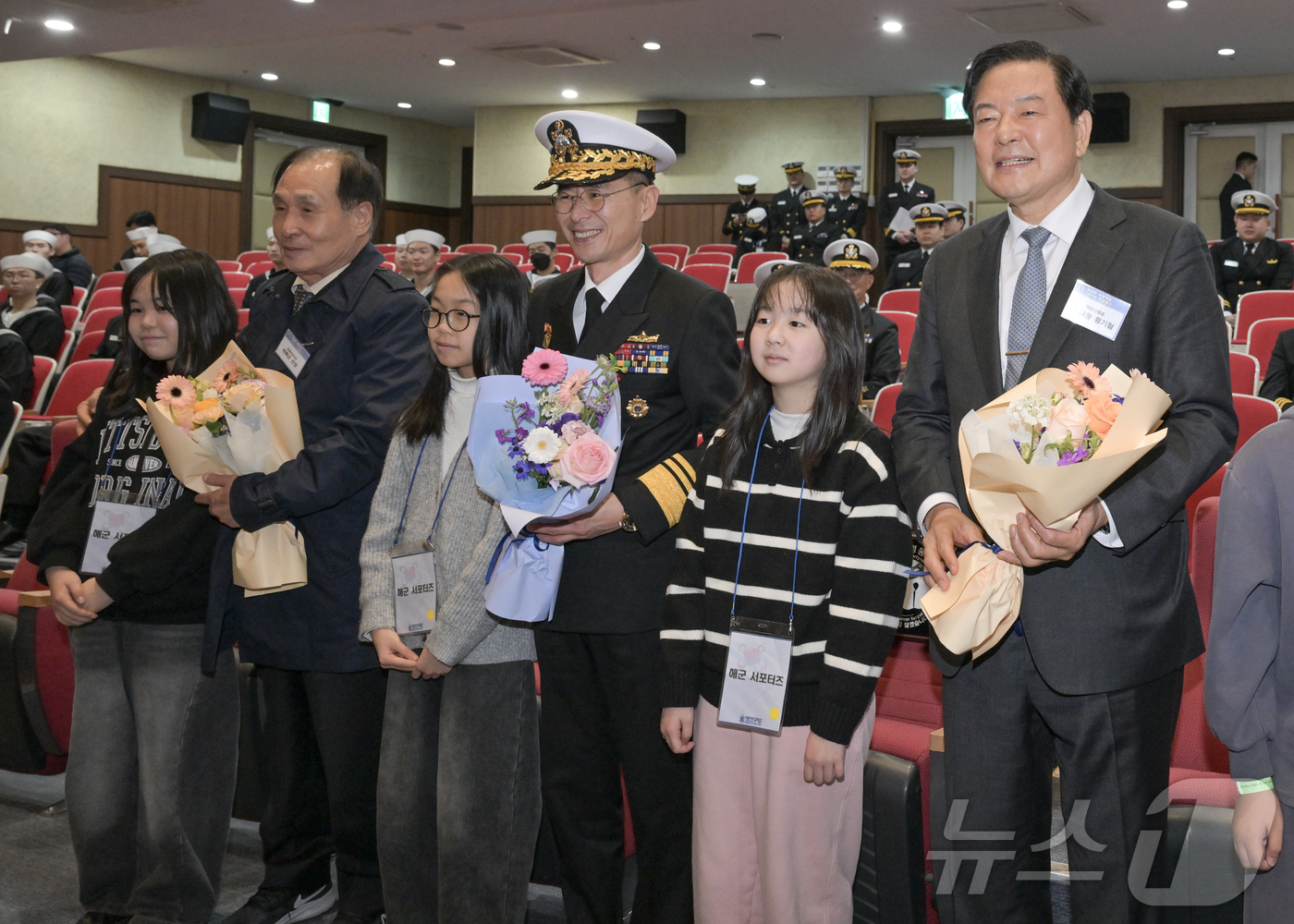 (부산=뉴스1) 윤일지 기자 = 21일 부산 남구 해군작전사령부에서 열린 제15주년 아덴만 여명작전 기념행사에서 김경률 해군작전사령관, 석해균 삼호주얼리호 선장, 당시 해작사령관이 …
