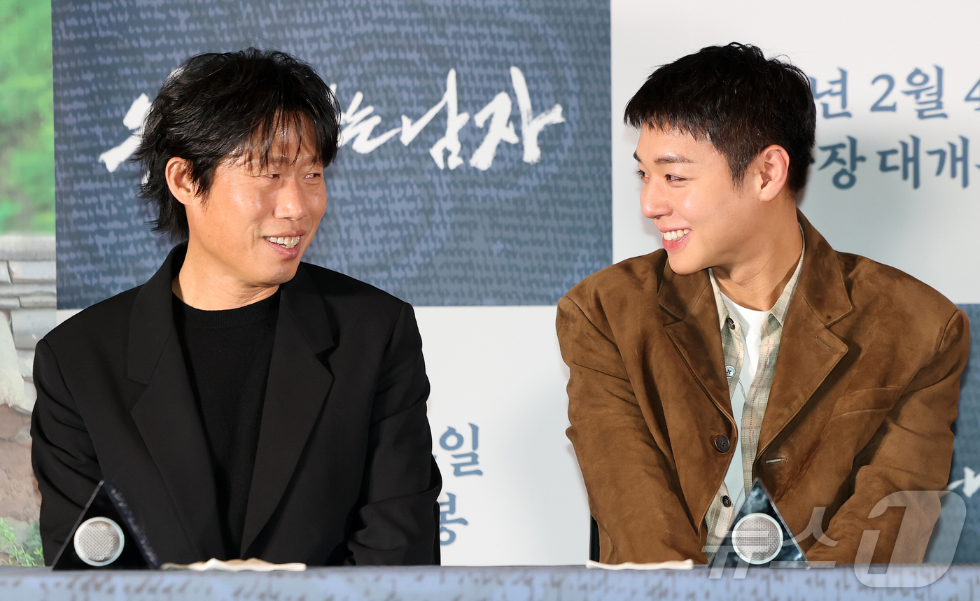 (서울=뉴스1) 김진환 기자 = 배우 유해진과 박지훈(오른쪽)이 21일 오후 서울 강남구 코엑스 메가박스점에서 열린 영화 ‘왕과 사는 남자’ 기자간담회에서 웃으며 대화를 나누고 있 …