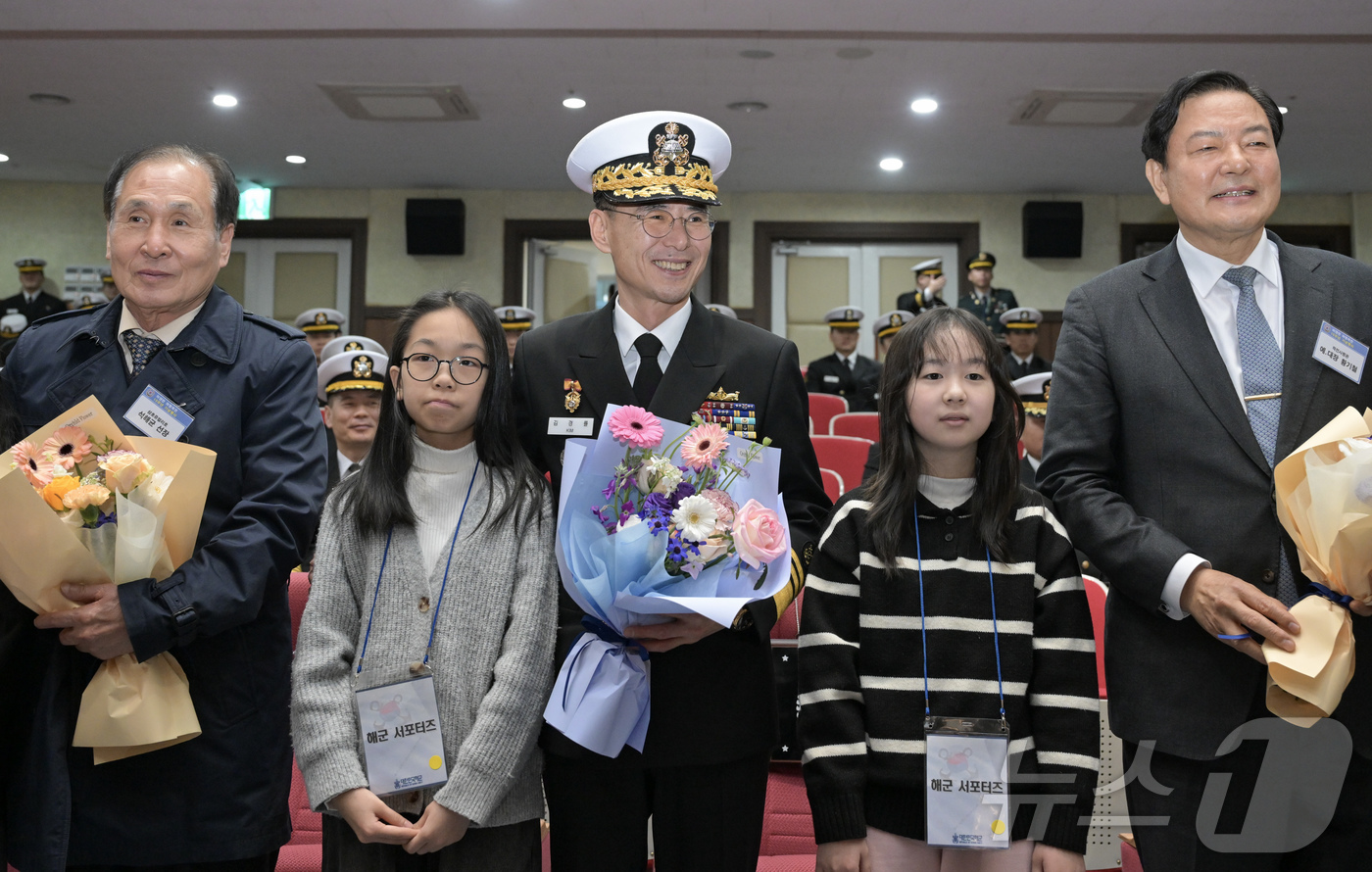 (부산=뉴스1) 윤일지 기자 = 21일 부산 남구 해군작전사령부에서 열린 제15주년 아덴만 여명작전 기념행사에서 김경률 해군작전사령관, 석해균 삼호주얼리호 선장, 당시 해작사령관이 …