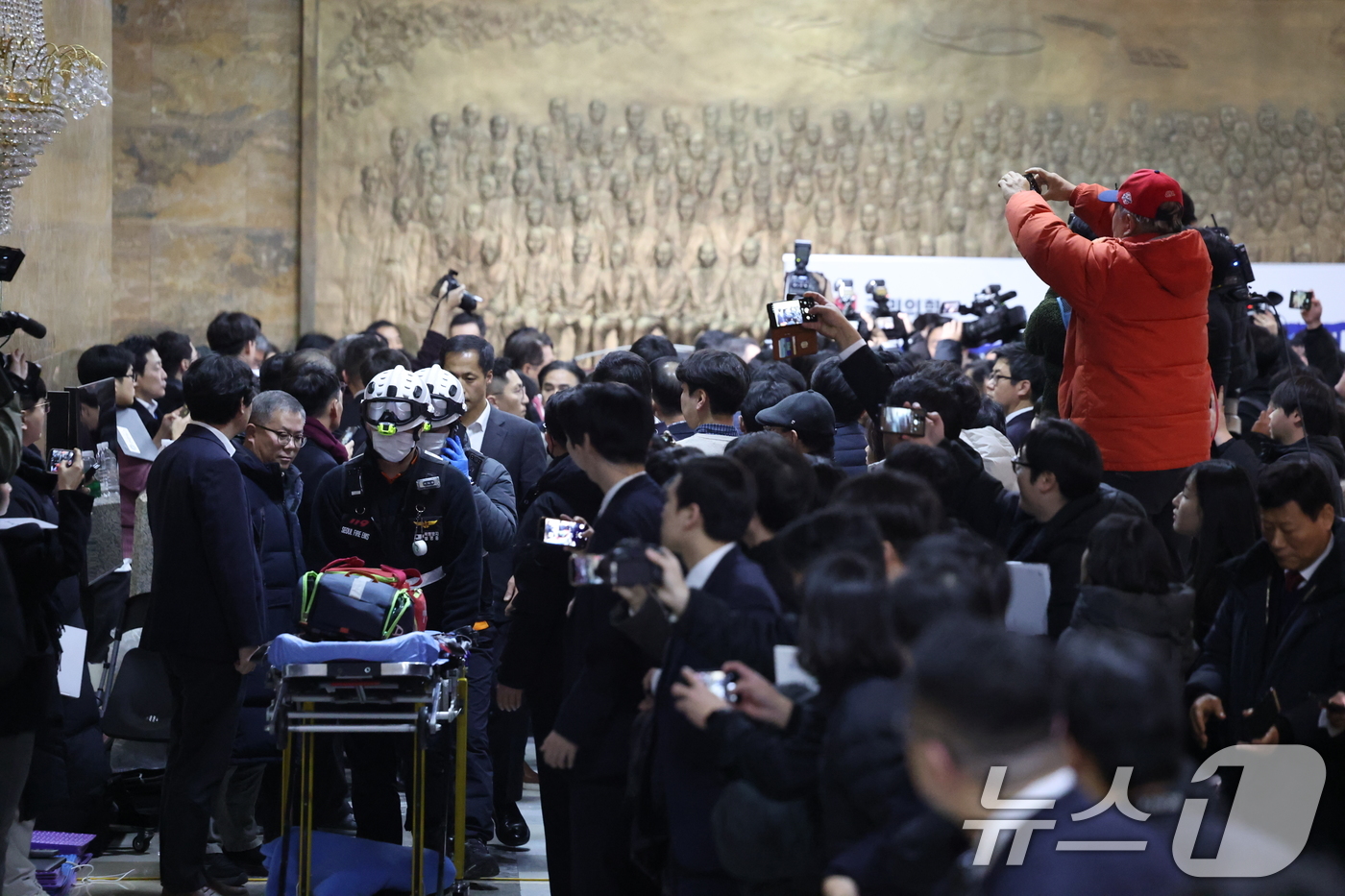 (서울=뉴스1) 이승배 기자 = 장동혁 국민의힘 대표가 21일 서울 여의도 국회 로텐더홀에서 더불어민주당의 통일교 및 공천뇌물 특검 수용을 촉구하며 7일째 단식을 이어가고 있는 가 …