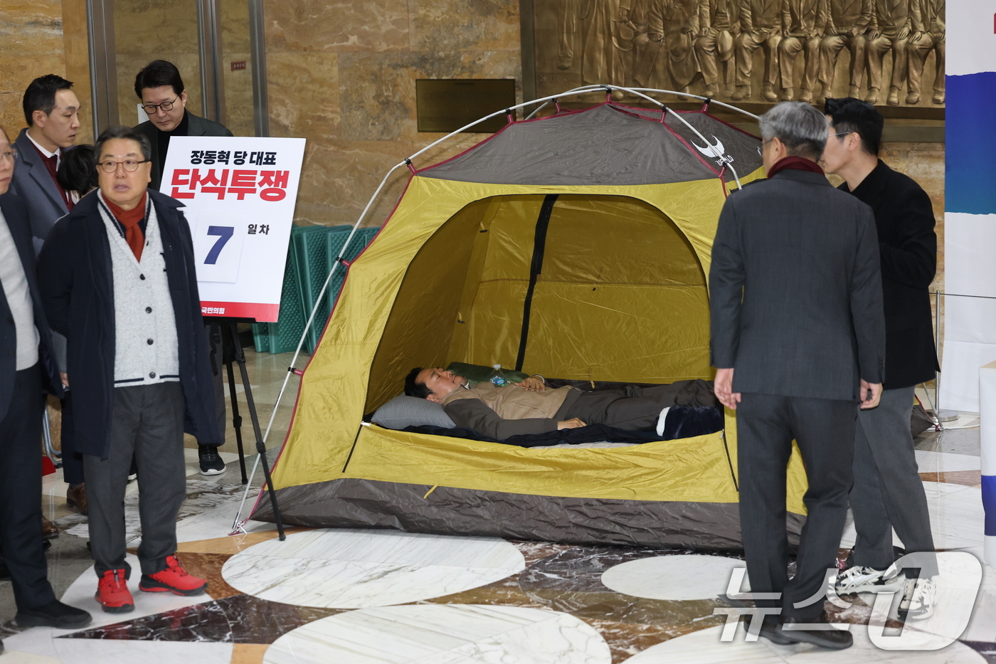 (서울=뉴스1) 이승배 기자 = 장동혁 국민의힘 대표가 21일 서울 여의도 국회 로텐더홀에서 더불어민주당의 통일교 및 공천뇌물 특검 수용을 촉구하며 7일째 단식을 이어가고 있다. …