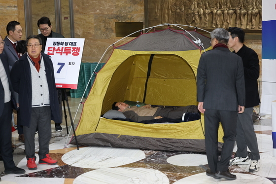 구급 이송 거부하고 휴식취하는 장동혁 대표