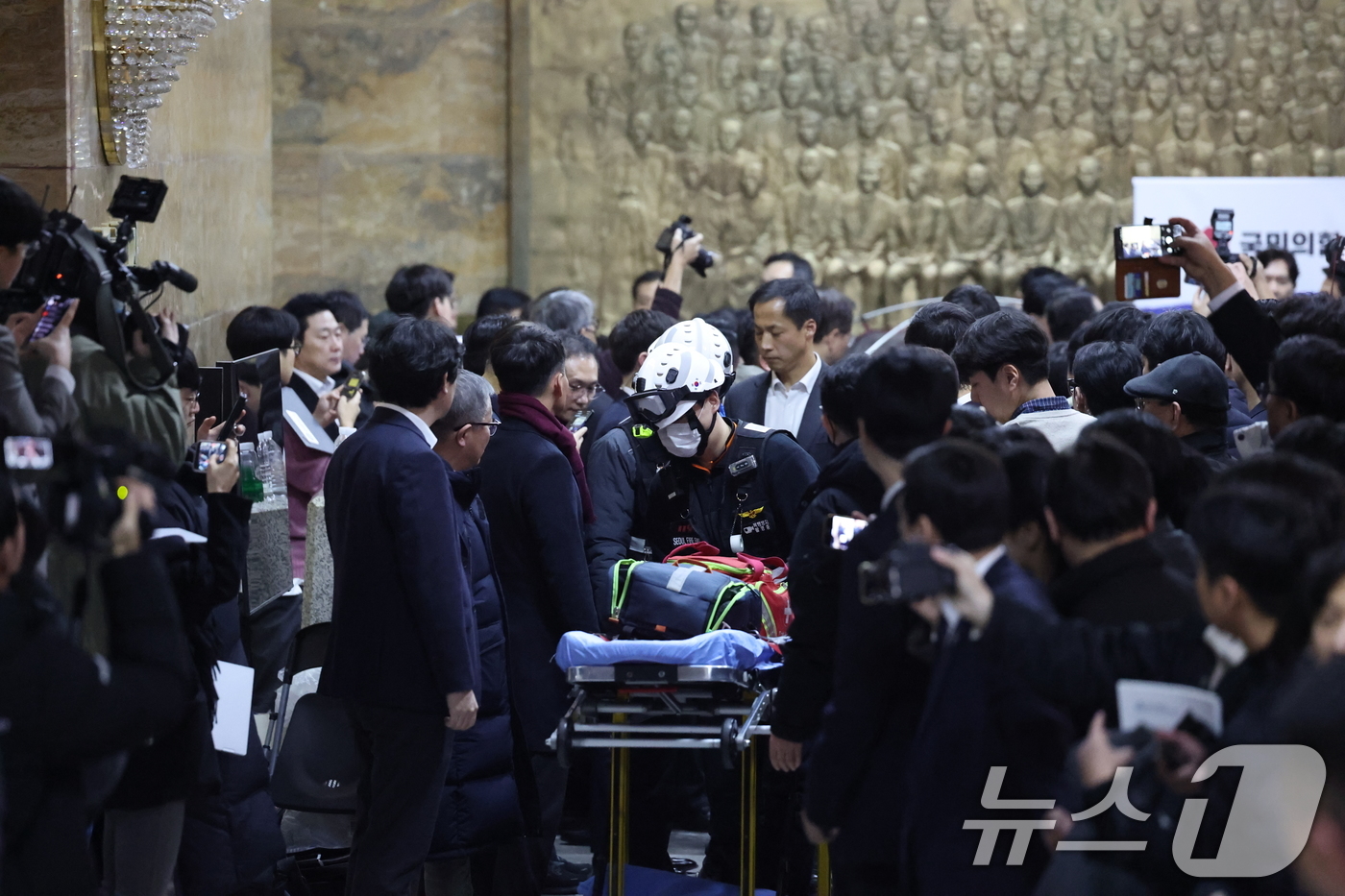 (서울=뉴스1) 이승배 기자 = 장동혁 국민의힘 대표가 21일 서울 여의도 국회 로텐더홀에서 더불어민주당의 통일교 및 공천뇌물 특검 수용을 촉구하며 7일째 단식을 이어가고 있는 가 …