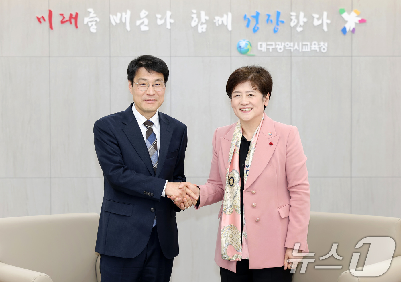 (대구=뉴스1) 공정식 기자 = 강은희 대구교육감(오른쪽)이 21일 오후 대구 수성구 대구교육청에서 김정기 대구시장 권한대행 행정부시장과 만나 대구경북 행정통합 논의에 앞서 악수하 …