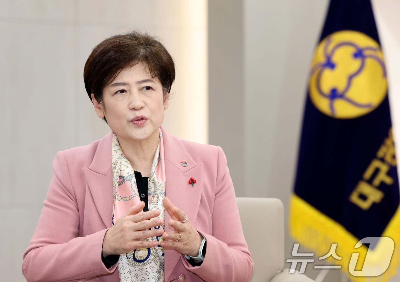 (대구=뉴스1) 공정식 기자 = 강은희 대구교육감이 21일 오후 대구 수성구 대구교육청에서 김정기 대구시장 권한대행 행정부시장과 만나 대구경북 행정통합에 대해 논의하고 있다. (대 …