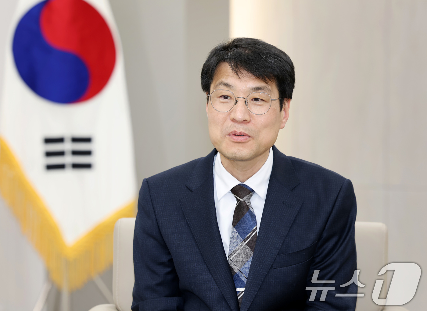 (대구=뉴스1) 공정식 기자 = 김정기 대구시장 권한대행 행정부시장이 21일 오후 대구 수성구 대구교육청에서 강은희 대구교육감과 만나 대구경북 행정통합에 대해 논의하고 있다. (대 …