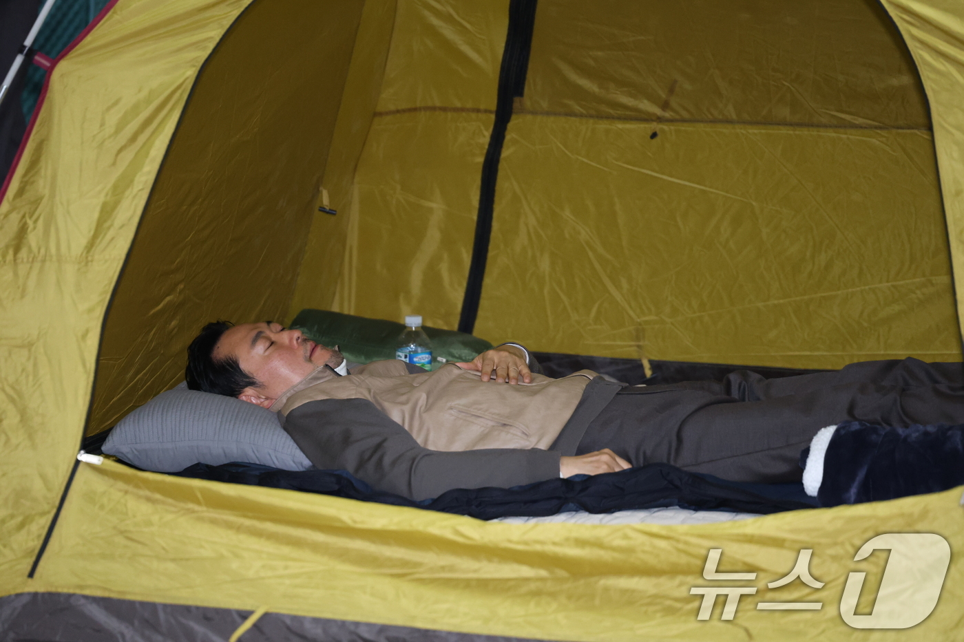 (서울=뉴스1) 이승배 기자 = 장동혁 국민의힘 대표가 21일 서울 여의도 국회 로텐더홀에서 더불어민주당의 통일교 및 공천뇌물 특검 수용을 촉구하며 7일째 단식을 이어가고 있다. …