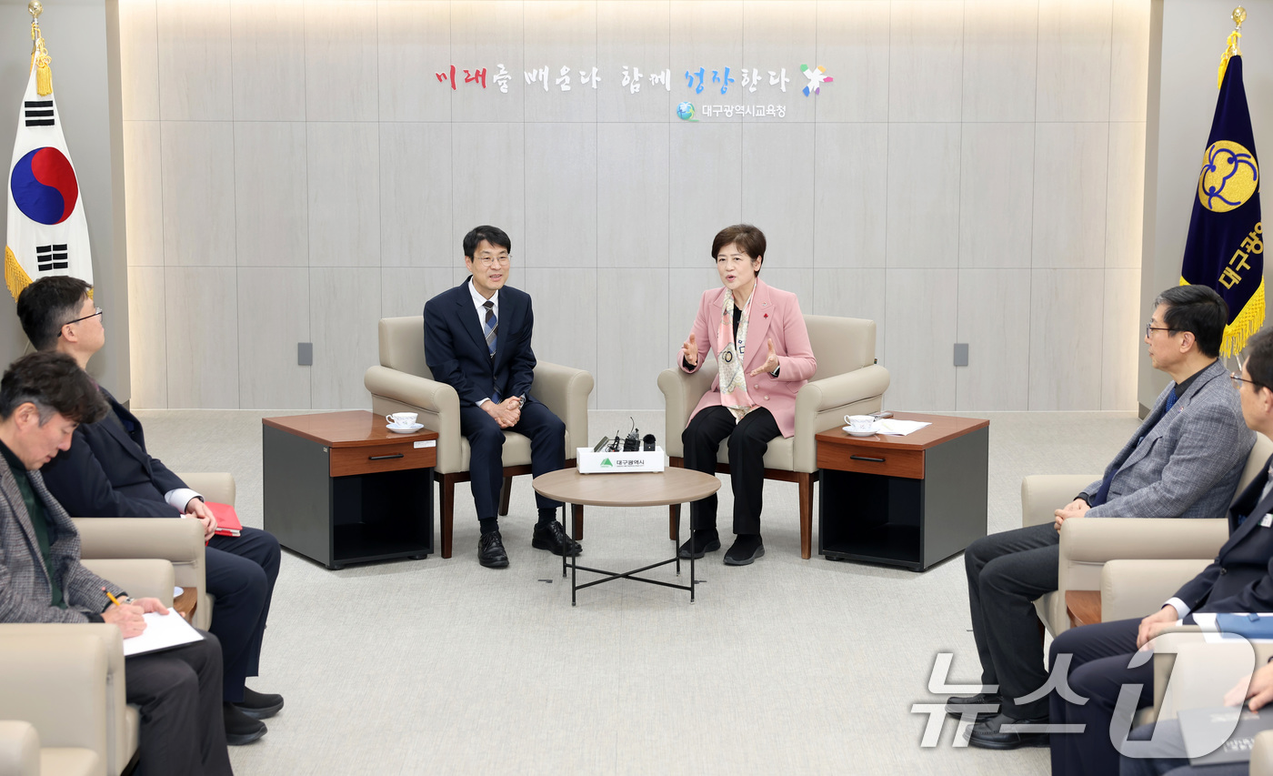 (대구=뉴스1) 공정식 기자 = 강은희 대구교육감(오른쪽)이 21일 오후 대구 수성구 대구교육청에서 김정기 대구시장 권한대행 행정부시장과 만나 대구경북 행정통합에 대해 논의하고 있 …