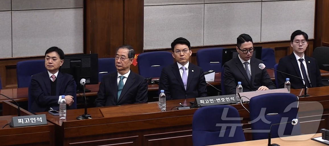 (서울=뉴스1) = 한덕수 전 국무총리가 21일 서울 서초구 서울중앙지방법원에서 열린 내란 우두머리 방조, 내란 중요임무 종사 혐의 사건 1심 선고공판에 출석해 자리에 앉아있다. …