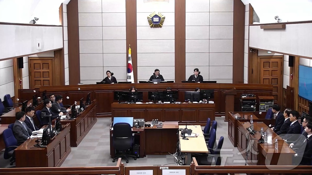 (서울=뉴스1) = 한덕수 전 국무총리가 21일 서울 서초구 서울중앙지방법원에서 열린 내란 우두머리 방조, 내란 중요임무 종사 혐의 사건 1심 선고공판에 출석해 자리에 앉아있다. …