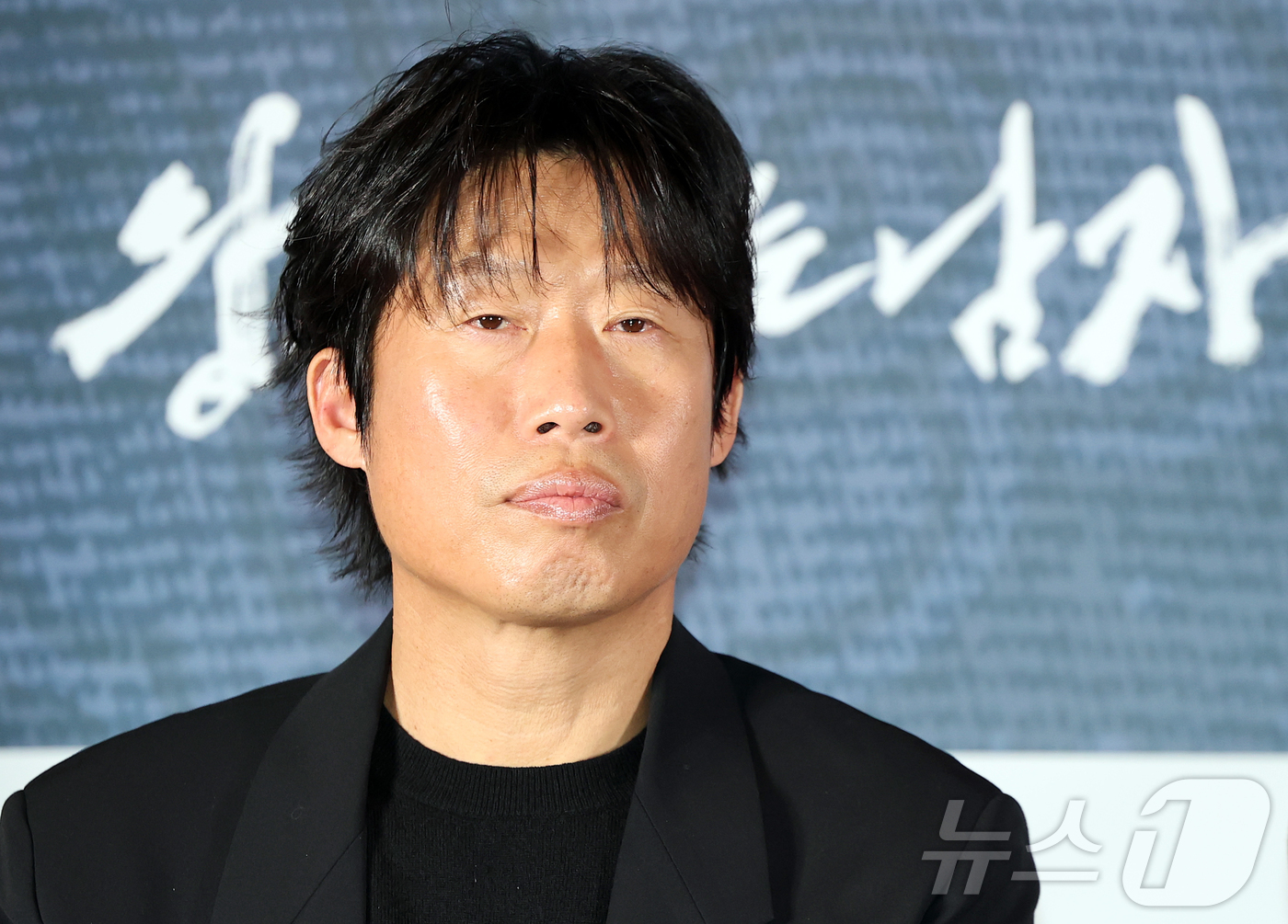 (서울=뉴스1) 김진환 기자 = 배우 유해진이 21일 오후 서울 강남구 코엑스 메가박스점에서 열린 영화 ‘왕과 사는 남자’ 기자간담회에서 취재진 질문을 듣고 있다.'왕과 사는 남자 …