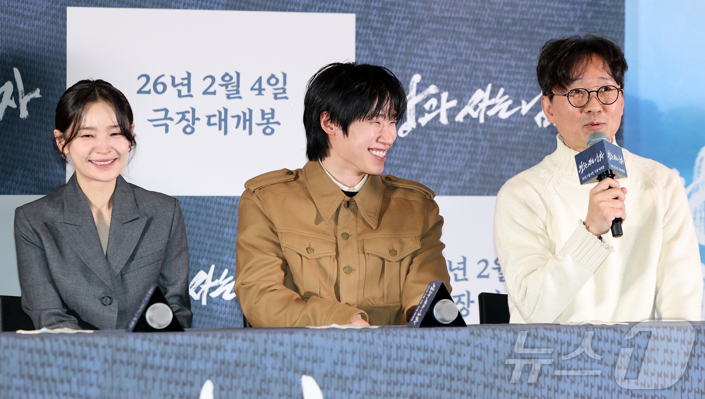 (서울=뉴스1) 김진환 기자 = 배우 김민이 21일 오후 서울 강남구 코엑스 메가박스점에서 열린 영화 ‘왕과 사는 남자’ 기자간담회에서 장항준 감독(오른쪽)의 캐스팅 비화 설명 중 …