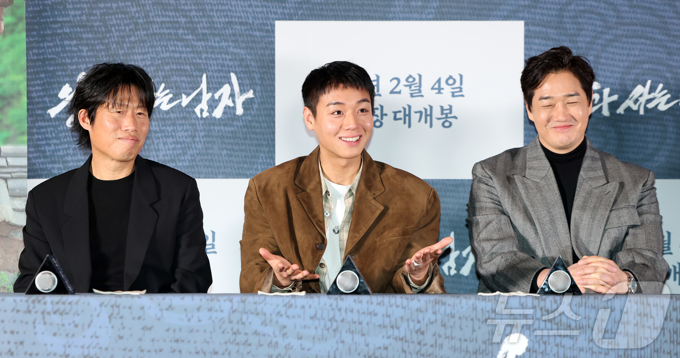 (서울=뉴스1) 김진환 기자 = 배우 박지훈(가운데)이 21일 오후 서울 강남구 코엑스 메가박스점에서 열린 영화 ‘왕과 사는 남자’ 기자간담회에서 장항준 감독의 극찬에 깜짝 놀라고 …