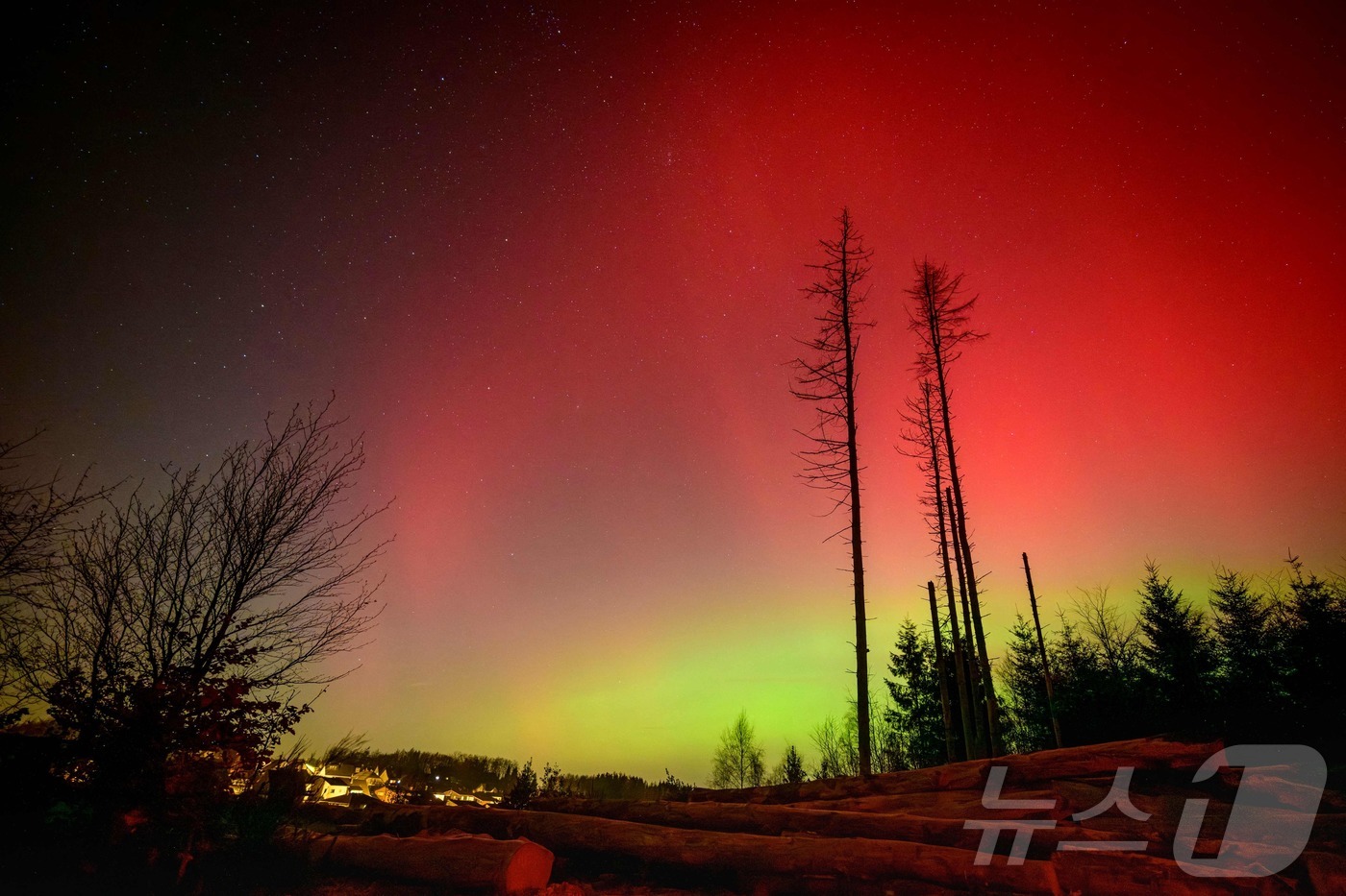 (브레커펠트 AFP=뉴스1) 권영미 기자 = 오로라 보레알리스(Aurora Borealis), 즉 북극광이 2026년 1월 19일 독일 서부 노르트라인-베스트팔렌주 브레커펠트 상공 …