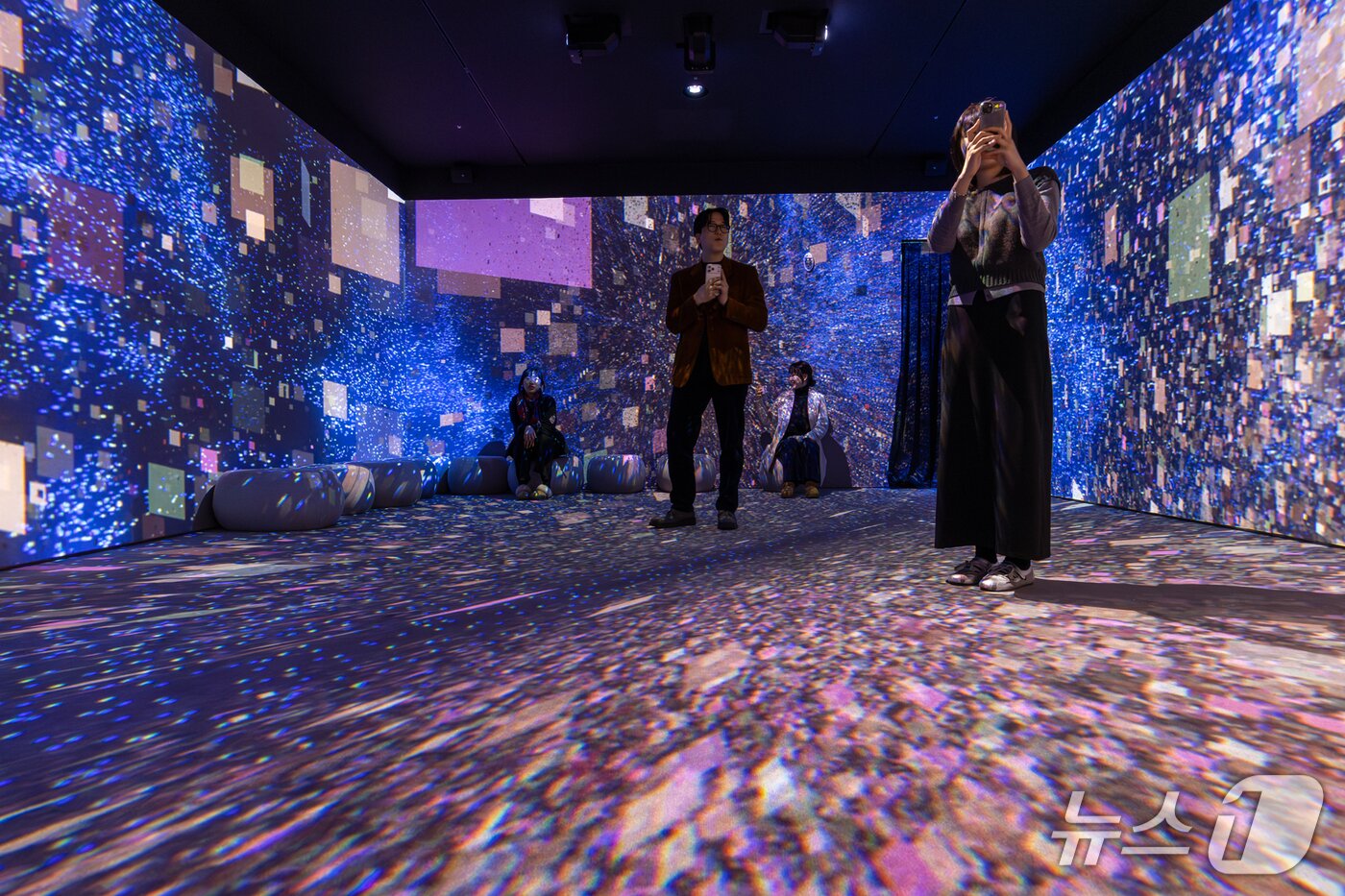 본문 이미지 - KT 온마루에 빛과 미디어가 어우러진 '빛의 중정' 전시 공간. 2026.01.21/뉴스1(KT 제공)