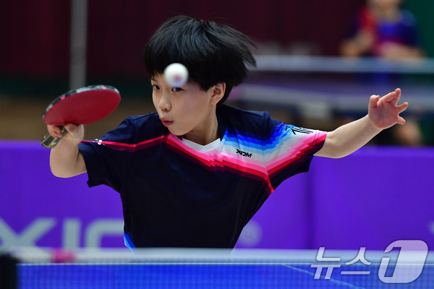 (포항=뉴스1) 최창호 기자 = 21일 경북 포항시 장량초등학교 체육관에서 열린 제1회 경북 포항동계전지훈련 탁구 스토브리그 대회에서 봉화 상운초등학교 김아영(3학년) 선수가 스메 …