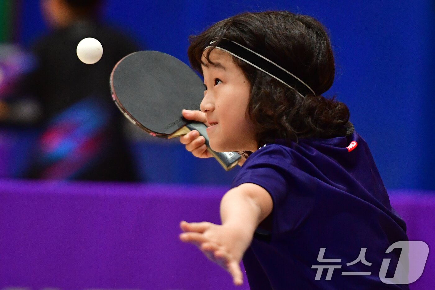 본문 이미지 - 21일 경북 포항시 장량초등학교 체육관에서 열린 제1회 경북 포항동계전지훈련 탁구 스토브리그 대회에서 영천 중앙초등학교 윤도윤(4학년) 선수가 서브를 넣고 있다. 2026.1.21/뉴스1 ⓒ News1 최창호 기자