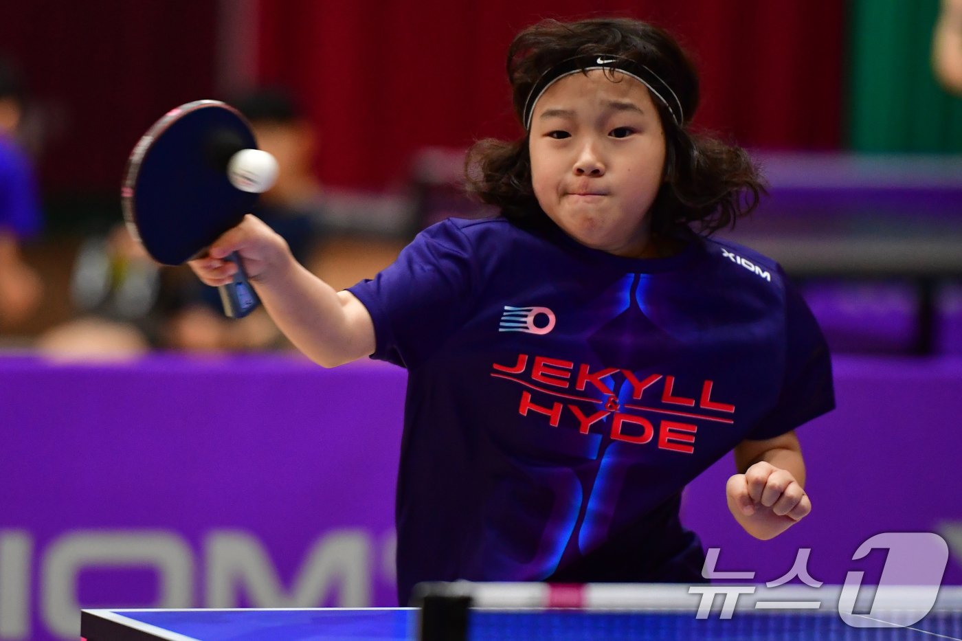 (포항=뉴스1) 최창호 기자 = 21일 경북 포항시 장량초등학교 체육관에서 열린 제1회 경북 포항동계전지훈련 탁구 스토브리그 대회에서 윤도윤 영천 중앙초등학교(4년) 선수가 공격하 …