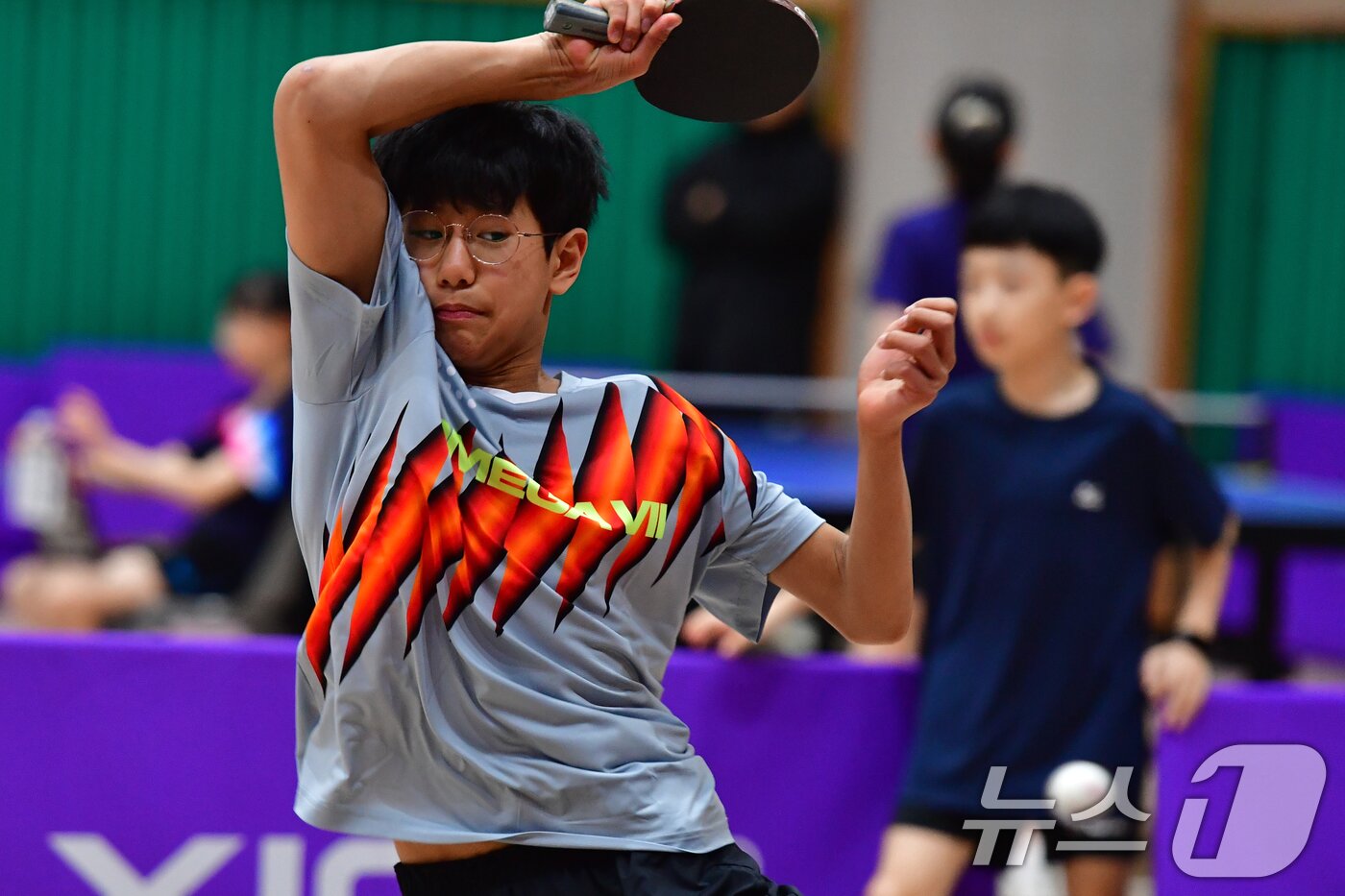 본문 이미지 - 21일 경북 포항시 장량초등학교 체육관에서 열린 제1회 경북 포항동계전지훈련 탁구 스토브리그 대회에서 구미 진평초등학교 최시현(6학년) 선수가 공격하고 있다. 2026.1.21/뉴스1 ⓒ News1 최창호 기자