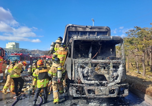 군산 서해안고속도로 휴게소서 5톤 화물차 불…5000만원 피해