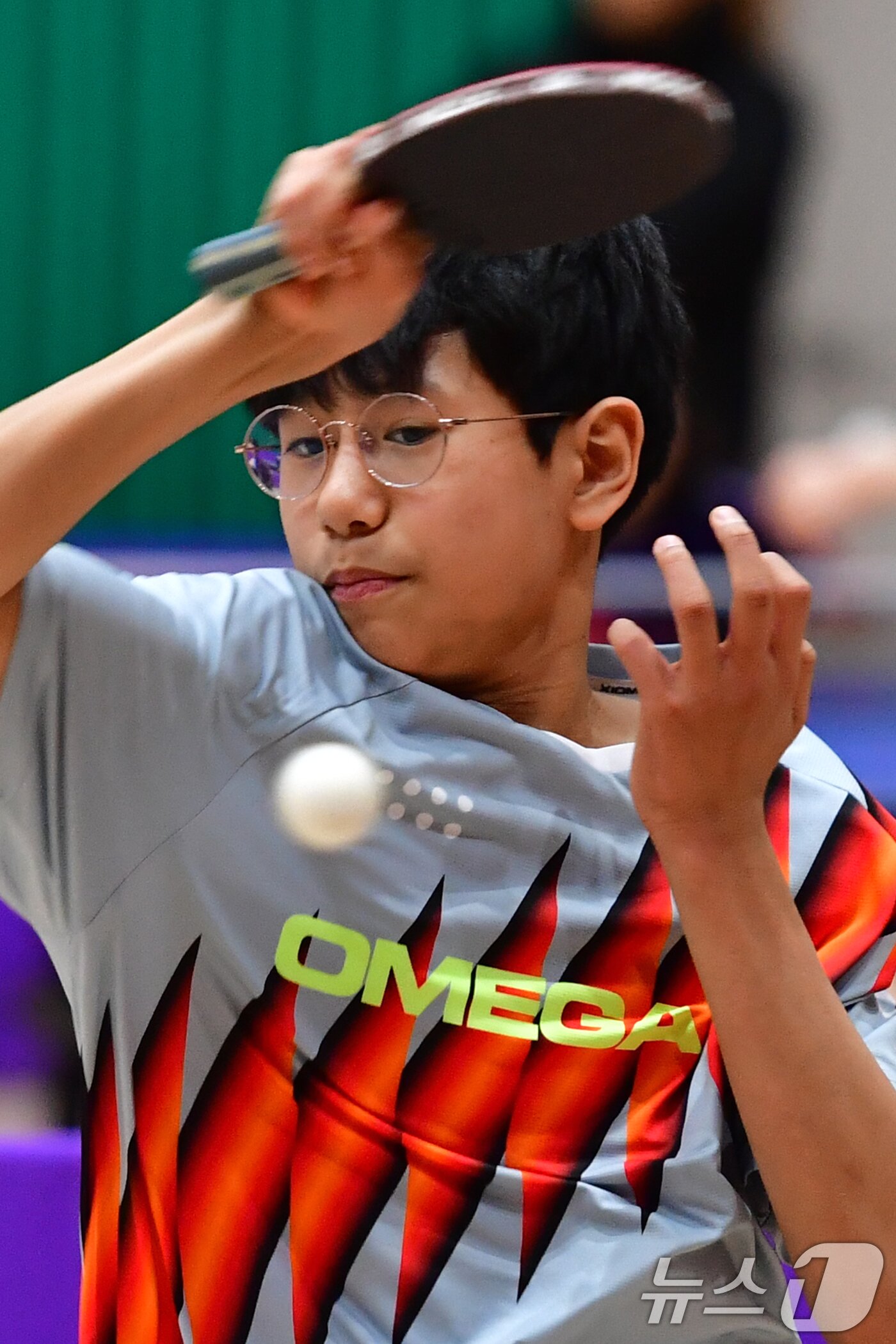 본문 이미지 - 21일 경북 포항시 장량초등학교 체육관에서 열린 제1회 경북 포항동계전지훈련 탁구 스토브리그 대회에서 구미 진평초등학교 최시현(6학년) 선수가 공격하고 있다. 최시현 선수는 현재 경북도내 초등부 1위 자리를 지키고 있다. 2026.1.21/뉴스1 ⓒ News1 최창호 기자