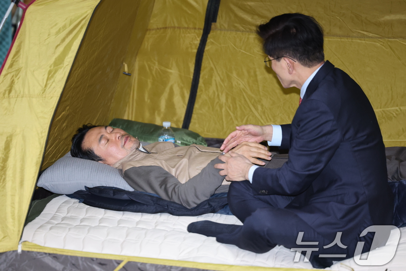 (서울=뉴스1) 이승배 기자 = 단식 중인 장동혁 국민의힘 대표가 21일 서울 여의도 국회 로텐더홀 단식 농성장을 찾은 김문수 전 고용노동부 장관과 대화하고 있다. 2026.1.2 …