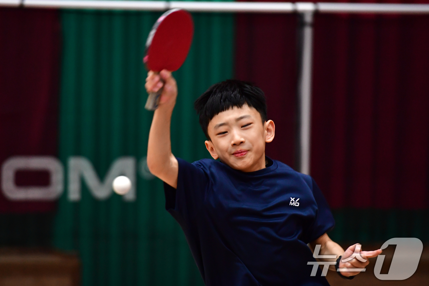 (포항=뉴스1) 최창호 기자 = 21일 경북 포항시 장량초등학교 체육관에서 열린 제1회 경북 포항동계전지훈련 탁구 스토브리그 대회에서 장량초등학교 임준수 선수가 공격하고 있다. 2 …
