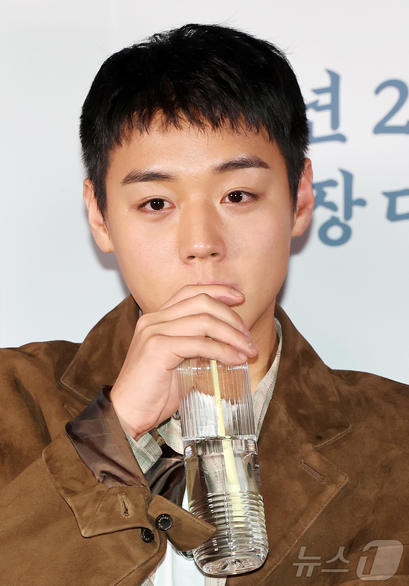 (서울=뉴스1) 김진환 기자 = 배우 박지훈이 21일 오후 서울 강남구 코엑스 메가박스점에서 열린 영화 ‘왕과 사는 남자’ 기자간담회에서 물을 마시고 있다.'왕과 사는 남자'는 1 …