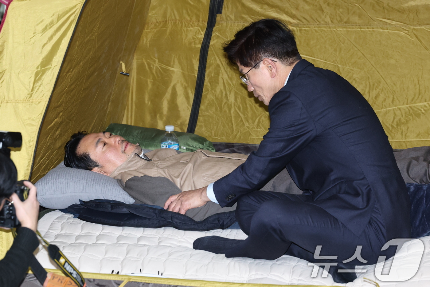 (서울=뉴스1) 이승배 기자 = 단식 7일차를 맞이한 장동혁 국민의힘 대표가 21일 서울 여의도 국회 로텐더홀에서 김문수 전 고용노동부 장관과 인사를 나누고 있다. 2026.1.2 …