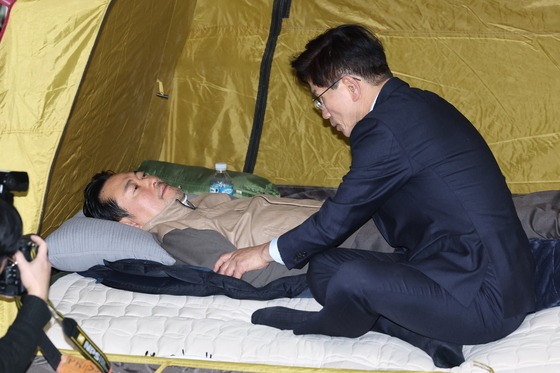 장동혁 대표와 인사 나누는 김문수