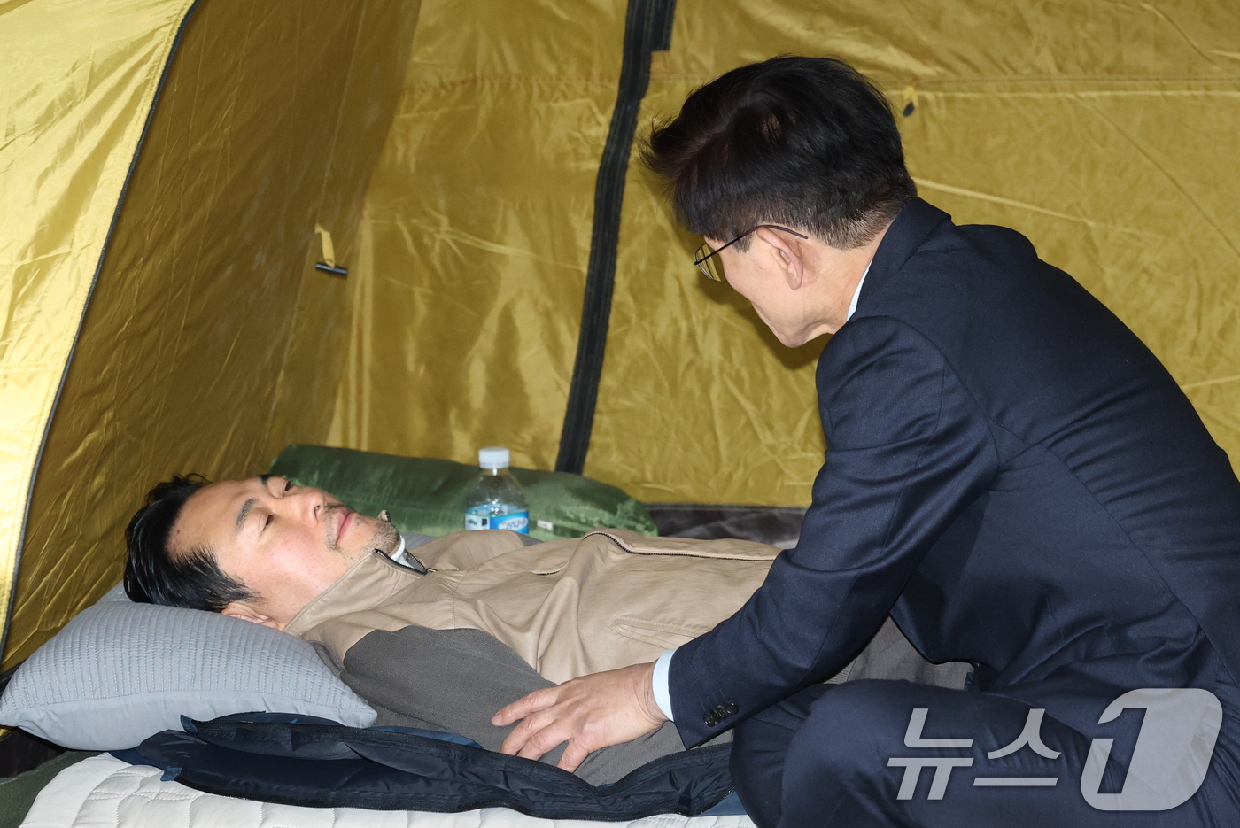 (서울=뉴스1) 이승배 기자 = 단식 7일차를 맞이한 장동혁 국민의힘 대표가 21일 서울 여의도 국회 로텐더홀에서 김문수 전 고용노동부 장관과 인사를 나누고 있다. 2026.1.2 …