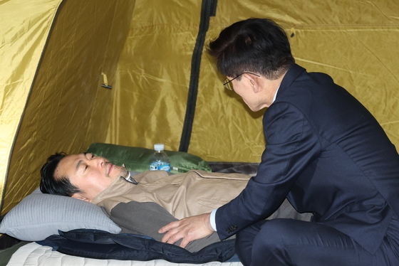 단식 중인 장동혁 대표 찾은 김문수