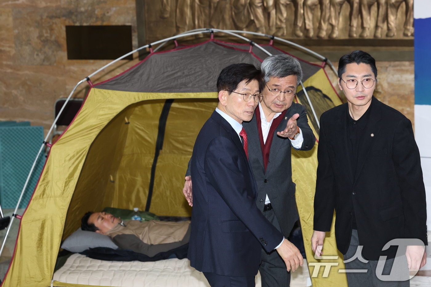 (서울=뉴스1) 이승배 기자 = 단식 중인 장동혁 국민의힘 대표가 21일 서울 여의도 국회 로텐더홀 단식 농성장을 찾은 김문수 전 고용노동부 장관이 장 대표와 대화를 나눈 후 나서 …