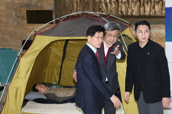 장동혁 대표 단식장 찾은 김문수