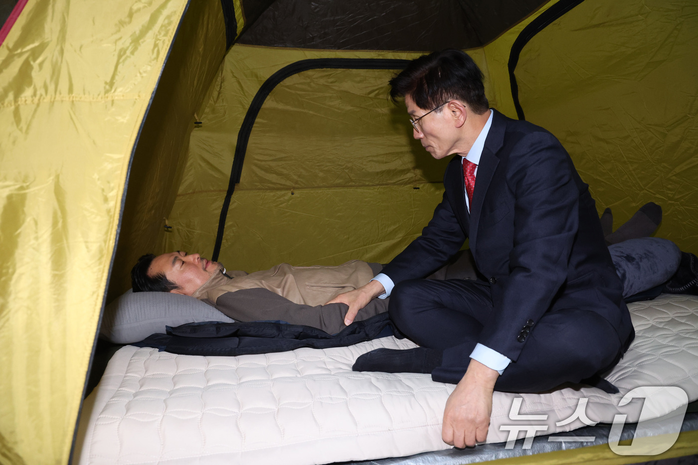 (서울=뉴스1) 신웅수 기자 = 단식 중인 장동혁 국민의힘 대표가 21일 서울 여의도 국회 로텐더홀 단식 농성장을 찾은 김문수 전 고용노동부 장관과 대화하고 있다. 2026.1.2 …