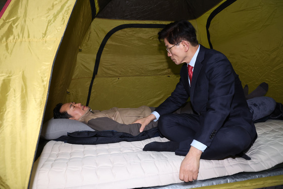 단식 중인 장동혁 찾은 김문수