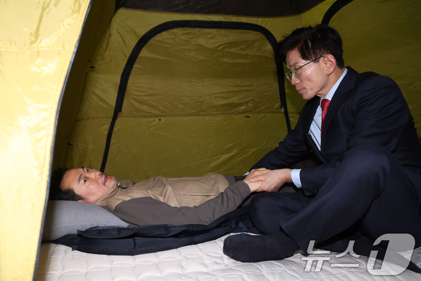 (서울=뉴스1) 신웅수 기자 = 단식 중인 장동혁 국민의힘 대표가 21일 서울 여의도 국회 로텐더홀 단식 농성장을 찾은 김문수 전 고용노동부 장관과 대화하고 있다. 2026.1.2 …