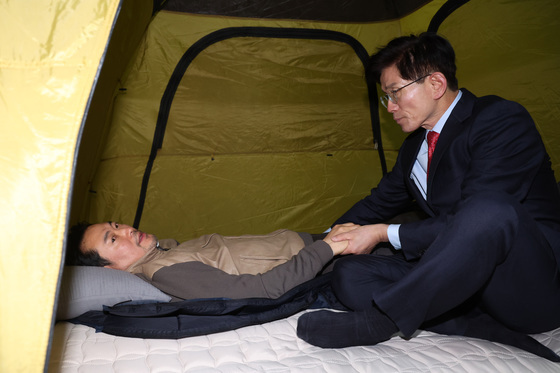 장동혁 손 잡은 김문수